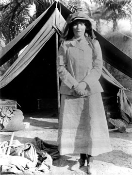See page for author [Public domain], <a href="https://commons.wikimedia.org/wiki/File%3ABellK_218_Gertrude_Bell_in_Iraq_in_1909_age_41.jpg">via Wikimedia Commons</a>