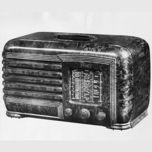 circa 1950: A Major Maestro radio. (Photo by Keystone/Getty Images)