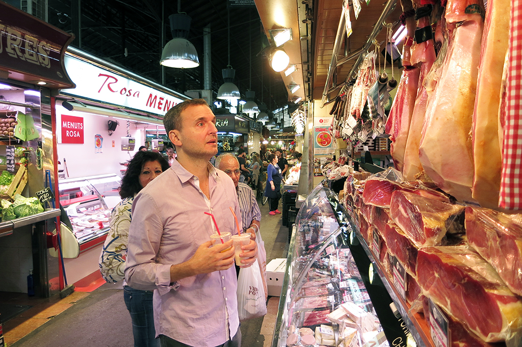 Host Phil Rosenthal explores the food and flavors of Barcelona. (Courtesy of WGBH)
