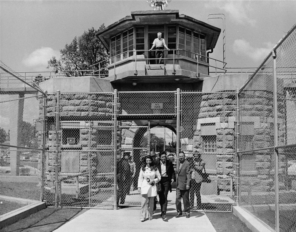 American country singer Johnny Cash and his wife June Carter Cash (1929 - 2003) leave the front gate of Kansas State Prison, circa 1968. (Photo by Hulton Archive/Getty Images)