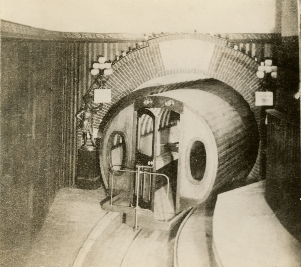 The Beach Pneumatic Subway Tunnel under Broadway, 1873. New-York Historical Society [Public domain], via Wikimedia Commons